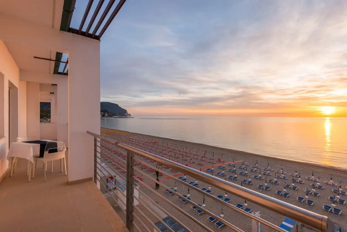 residence on the sea of numana